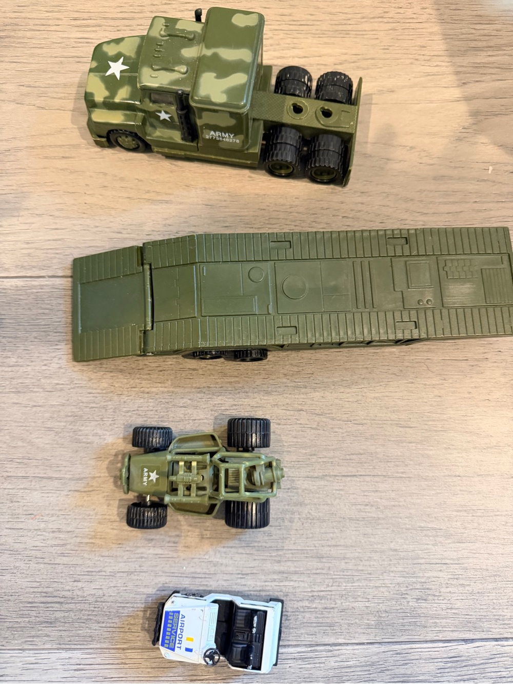 Bundle of 18 Toy Airliner with Assorted Rescue & Military Vehicle Cars - Picture 10 of 11